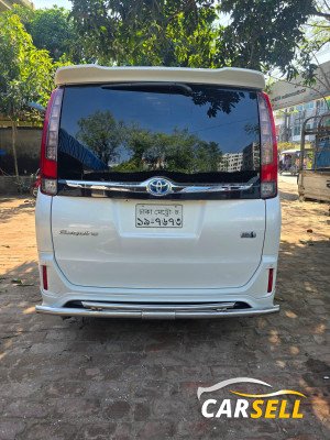 Toyota esquire model 2014